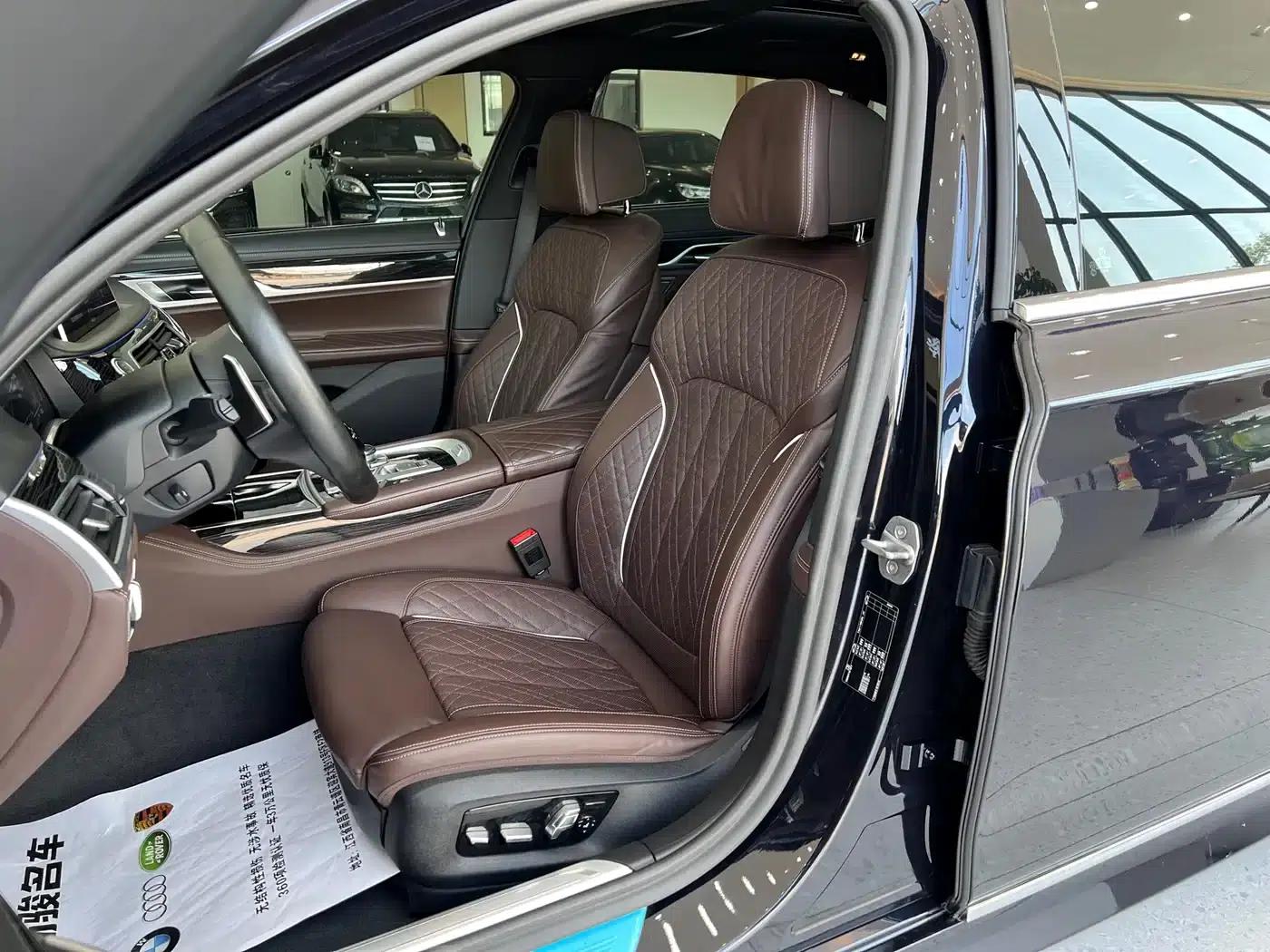2019 BMW 7 Series 740Li Leading Edition M Sport Package — миниатюра 8