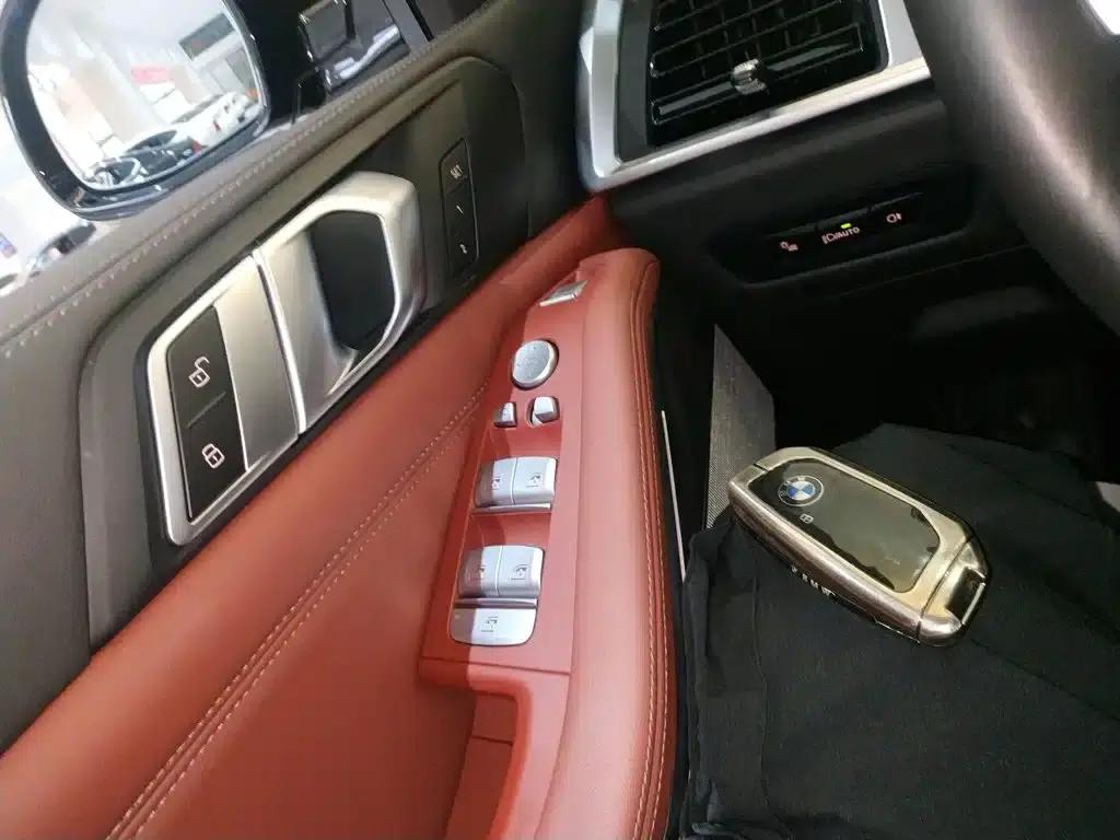 BMW X5 2023 xDrive 30Li M Sport Shadow Edition — миниатюра 9