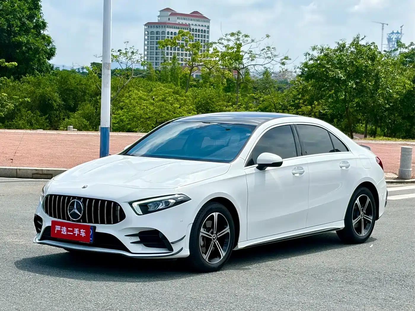 Mercedes-Benz A-Class 2022 Facelift III A 200 L Sport Sedan Fashion Edition — миниатюра 1