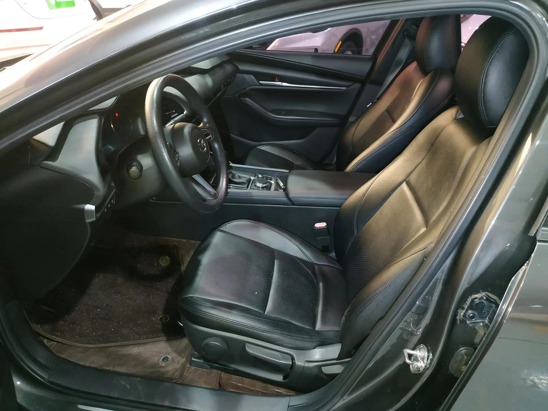 Mazda 3 Axela 2020 1.5L Automatic ZhiMei Edition — миниатюра 17