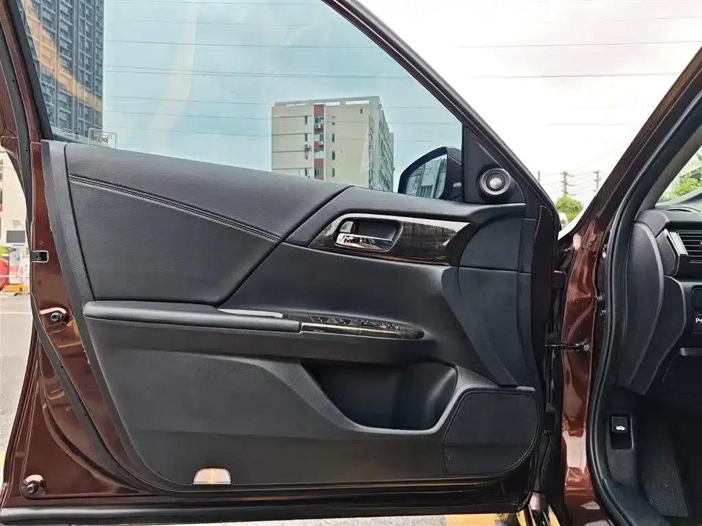 2015 Honda Accord 2.4L EX Luxury Edition — миниатюра 21
