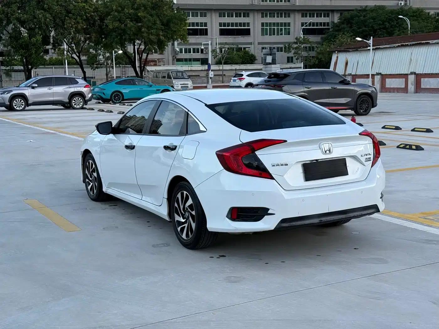 2016 Civic 220TURBO CVT Luxury Edition — миниатюра 4