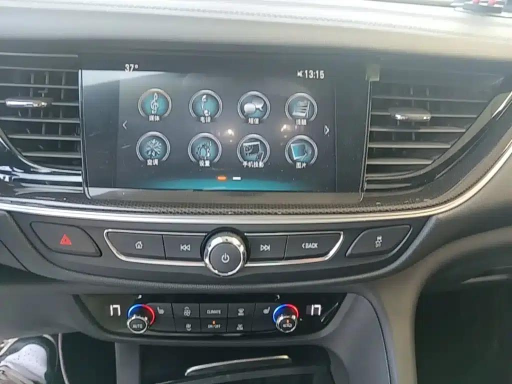 Buick Regal 2017 GS 28T Luxury — миниатюра 13