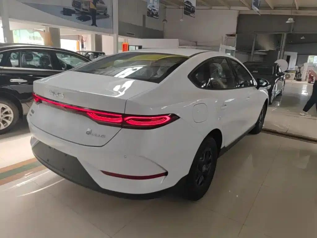 Qin PLUS 2025 DM-i Smart Driving Edition 128KM Progressive Model — миниатюра 7
