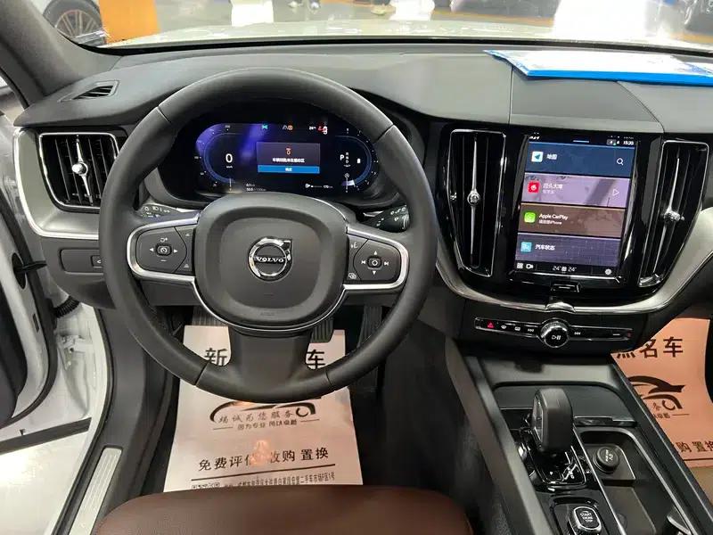 2025 Volvo XC60 B5 AWD Inscription Luxury Edition — миниатюра 11