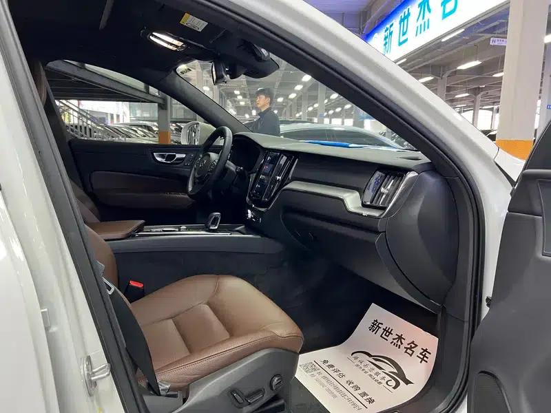2025 Volvo XC60 B5 AWD Inscription Luxury Edition — миниатюра 12
