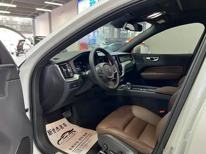 2025 Volvo XC60 B5 AWD Inscription Luxury Edition — миниатюра 14