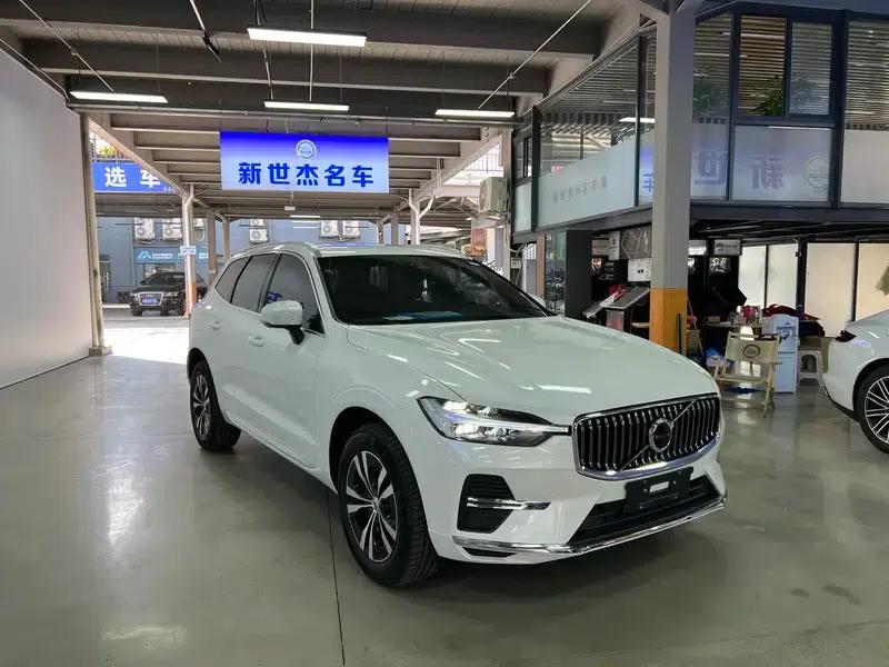 2025 Volvo XC60 B5 AWD Inscription Luxury Edition — миниатюра 3