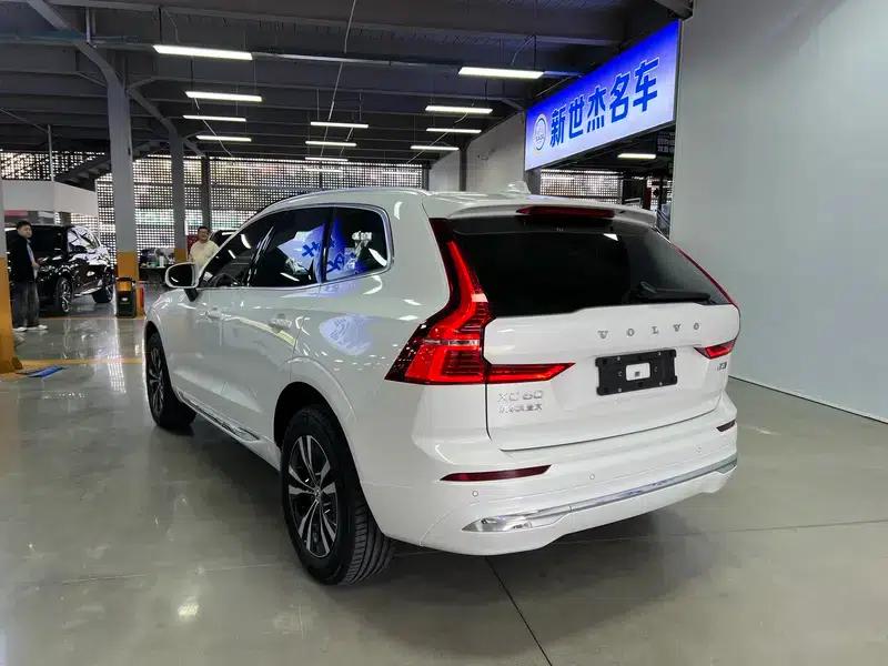 2025 Volvo XC60 B5 AWD Inscription Luxury Edition — миниатюра 4