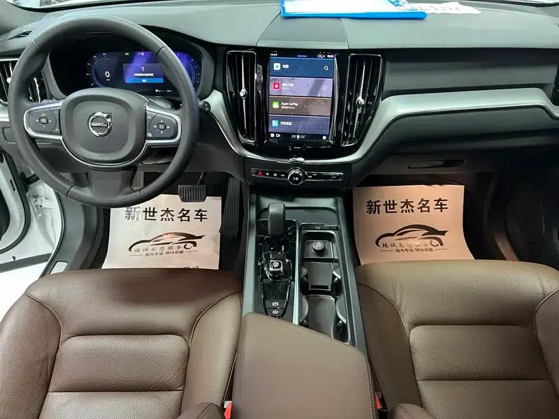 2025 Volvo XC60 B5 AWD Inscription Luxury Edition — миниатюра 8