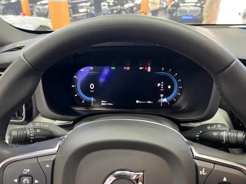 2025 Volvo XC60 B5 AWD Inscription Luxury Edition — миниатюра 9