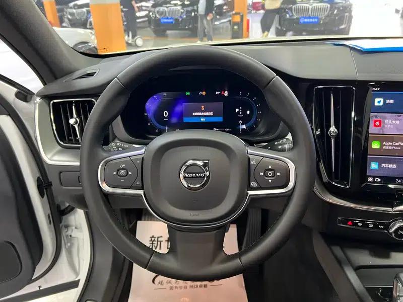 2025 Volvo XC60 B5 AWD Inscription Luxury Edition — миниатюра 10