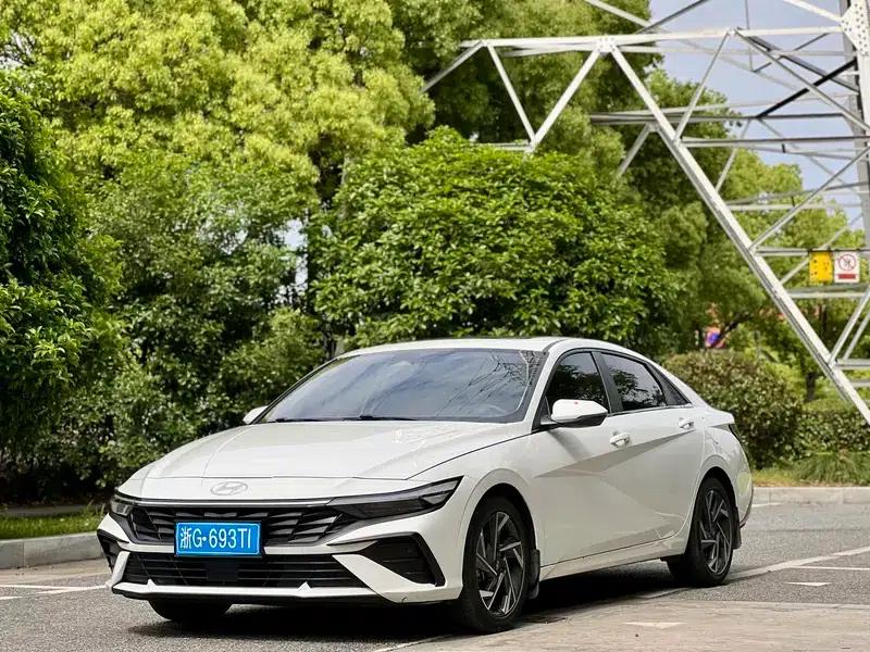 Hyundai Elantra 2023 1.5L CVT LUX Premium Edition — миниатюра 1