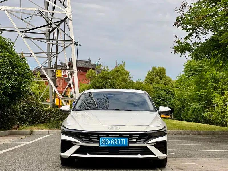 Hyundai Elantra 2023 1.5L CVT LUX Premium Edition — миниатюра 2