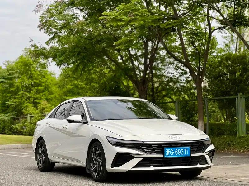 Hyundai Elantra 2023 1.5L CVT LUX Premium Edition — миниатюра 3