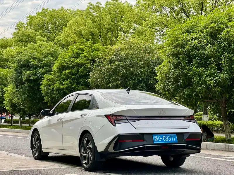 Hyundai Elantra 2023 1.5L CVT LUX Premium Edition — миниатюра 4