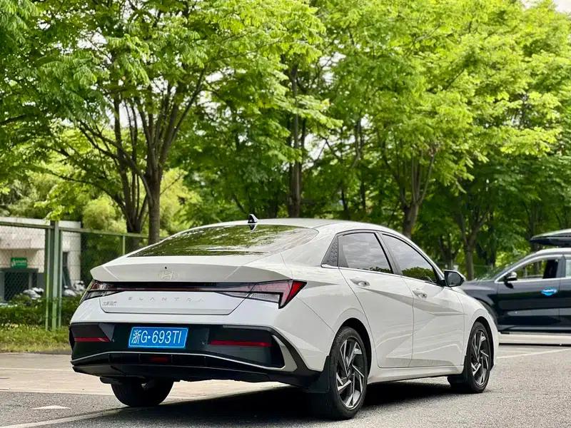 Hyundai Elantra 2023 1.5L CVT LUX Premium Edition — миниатюра 6