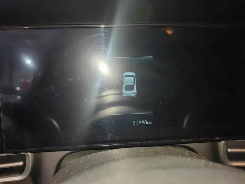 Hyundai Elantra 2023 1.5L CVT LUX Premium Edition — миниатюра 7