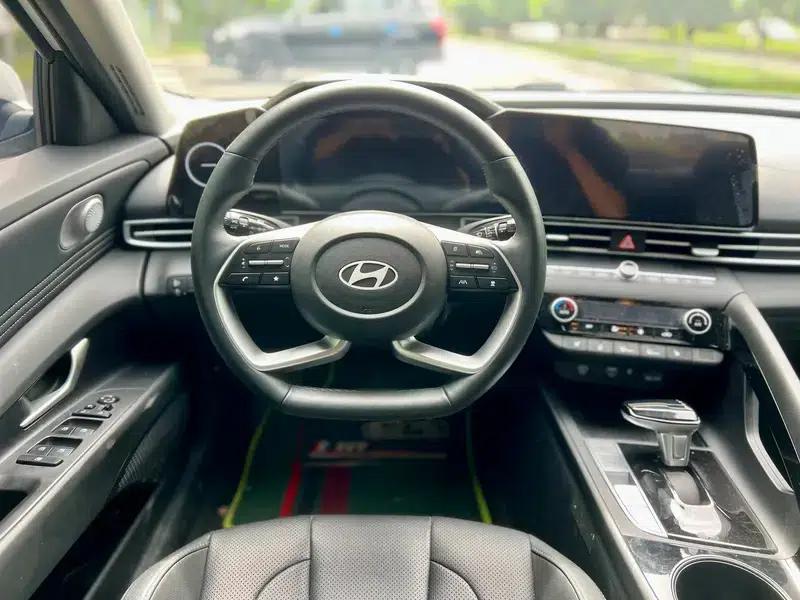 Hyundai Elantra 2023 1.5L CVT LUX Premium Edition — миниатюра 8