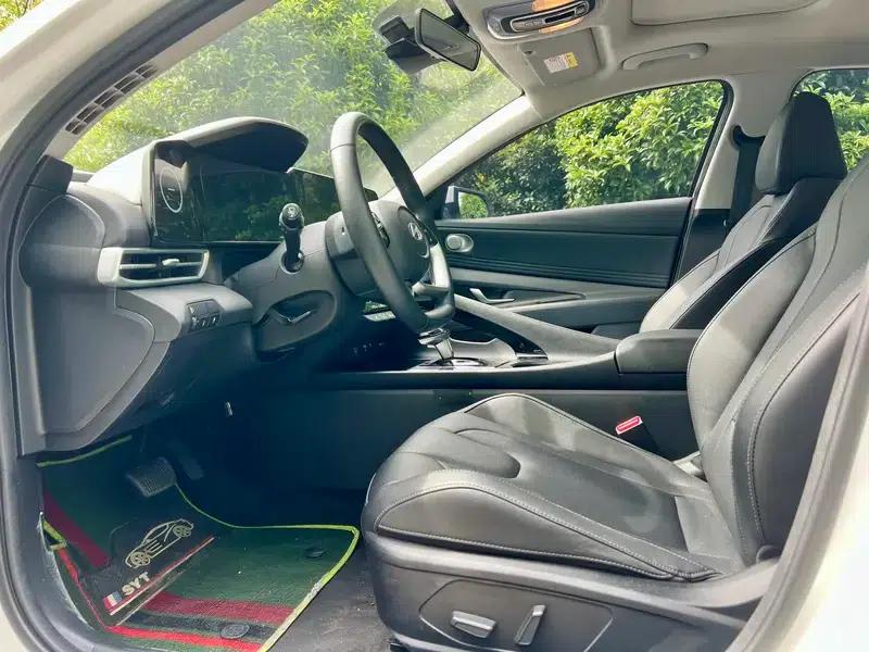 Hyundai Elantra 2023 1.5L CVT LUX Premium Edition — миниатюра 9