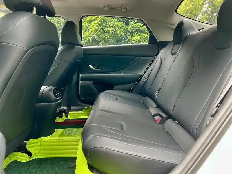 Hyundai Elantra 2023 1.5L CVT LUX Premium Edition — миниатюра 10