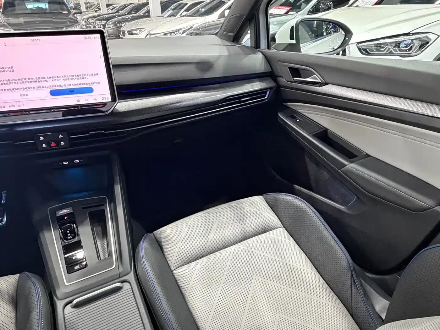 2025 Golf Facelift 300TSI R-Line — миниатюра 22