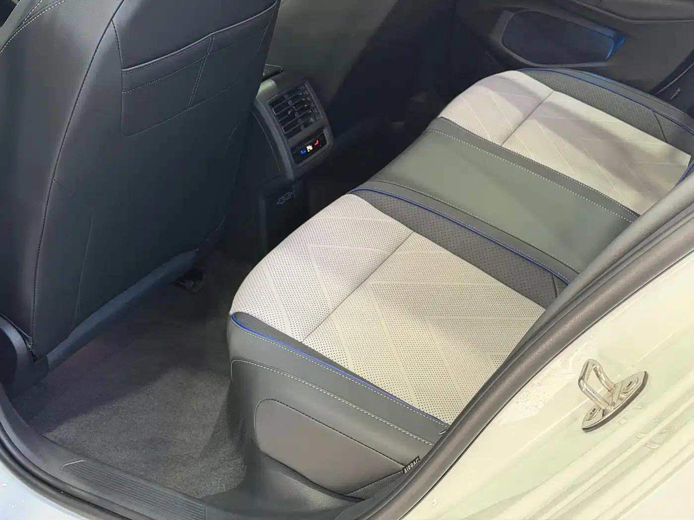 2025 Golf Facelift 300TSI R-Line — миниатюра 26