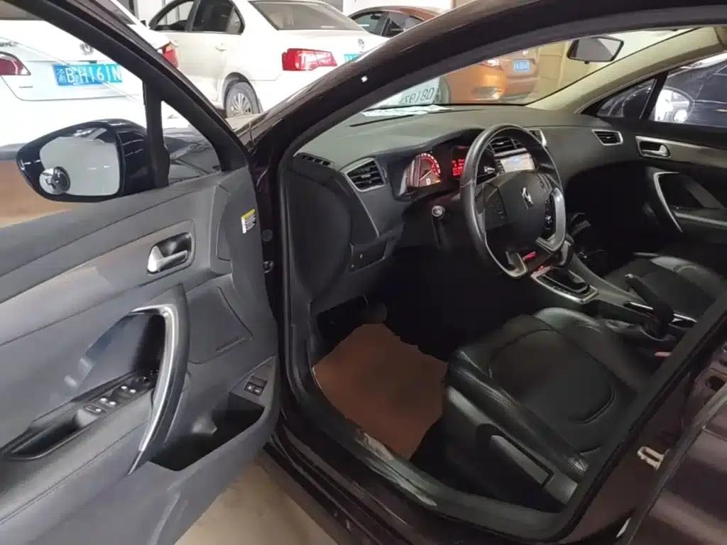 DS 5LS 2014 1.8L Automatic Comfort Edition VTi140 — миниатюра 16