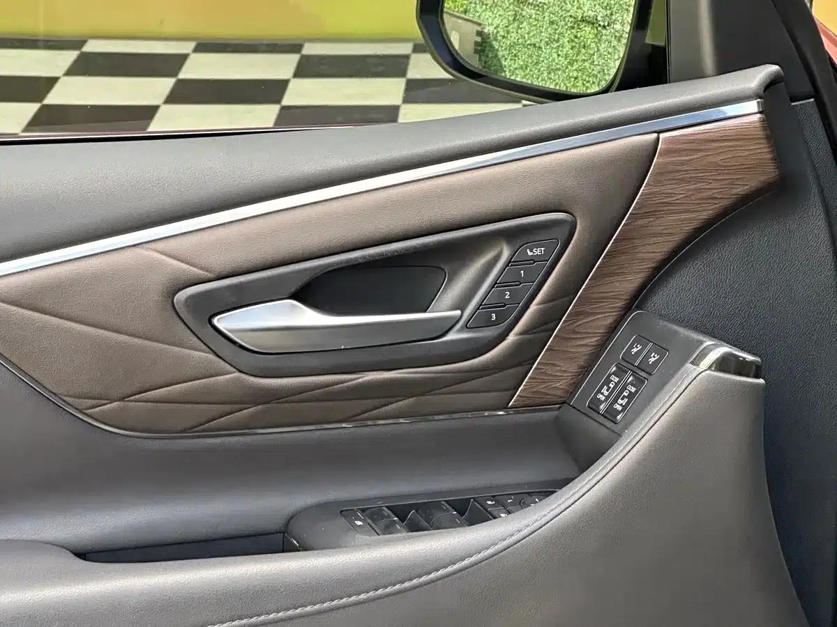 2024 Alphard Hybrid 2.5L Premium Edition — миниатюра 31