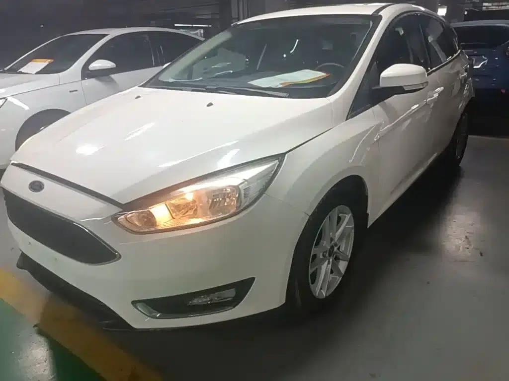 Ford Focus 2015 Hatchback 1.6L Automatic Fashion Edition — миниатюра 2