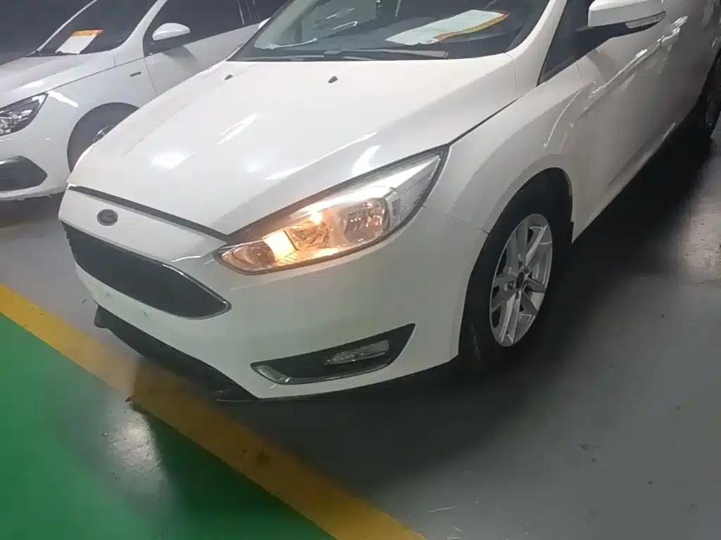 Ford Focus 2015 Hatchback 1.6L Automatic Fashion Edition — миниатюра 24