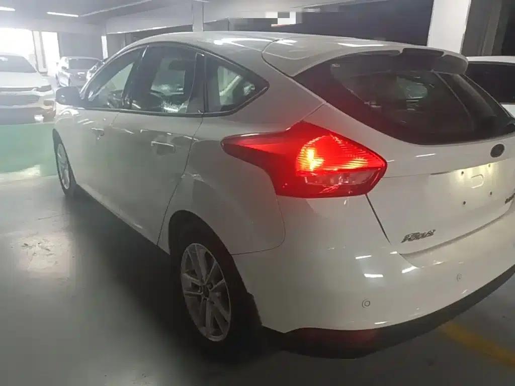 Ford Focus 2015 Hatchback 1.6L Automatic Fashion Edition — миниатюра 5