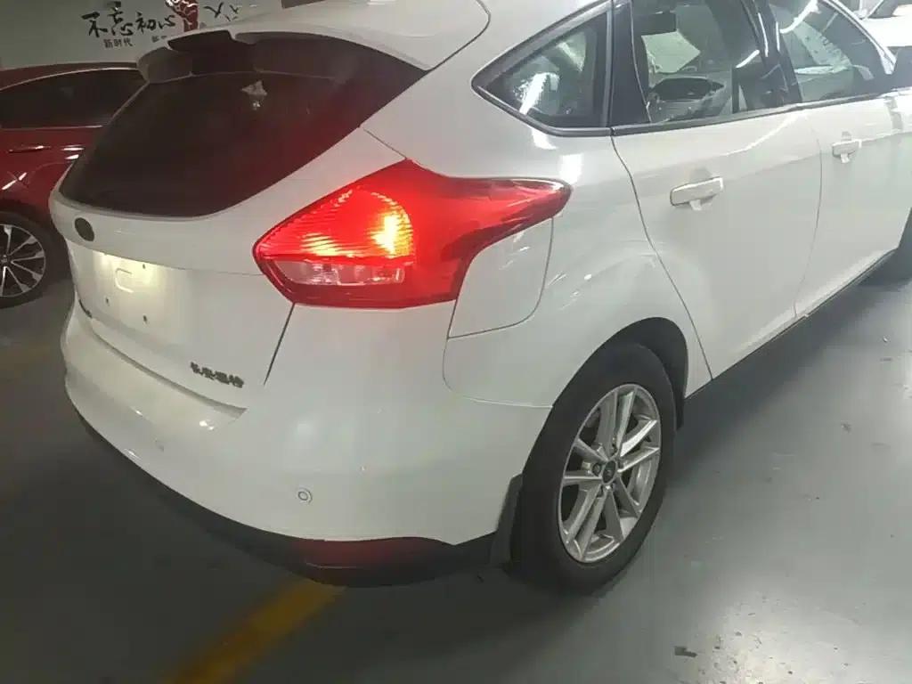 Ford Focus 2015 Hatchback 1.6L Automatic Fashion Edition — миниатюра 8