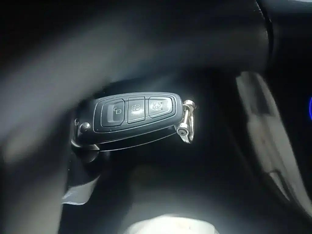 Ford Focus 2015 Hatchback 1.6L Automatic Fashion Edition — миниатюра 9