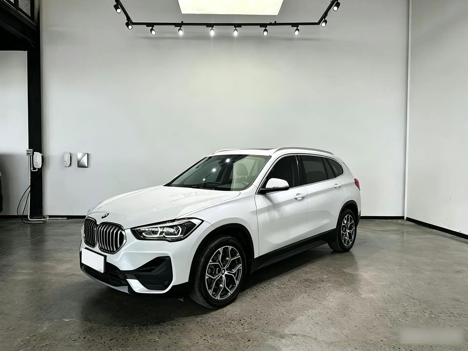 BMW X1 2022 sDrive25Li Leading Model — миниатюра 1
