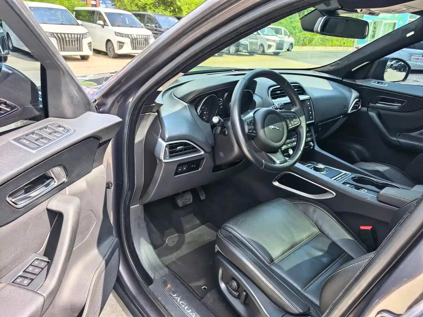 Jaguar F-PACE 2016 2.0T 2WD Urban Luxury Edition — миниатюра 4