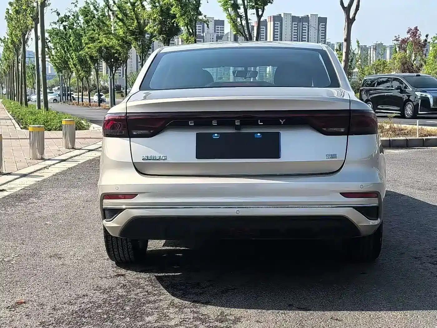 Geely Emgrand 2022 4th Generation 1.5L CVT Flagship Edition — миниатюра 8