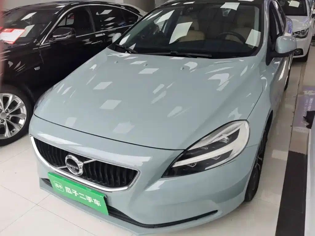 2017 Volvo V40 T3 Smart Edition — миниатюра 1