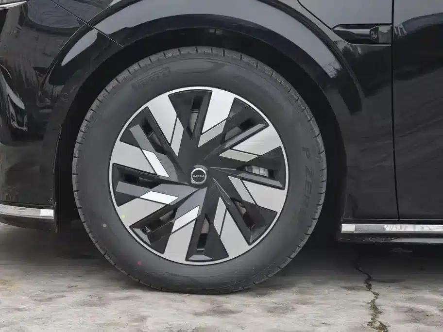 Volvo EM90 2025 Ultra 6-seater — миниатюра 4
