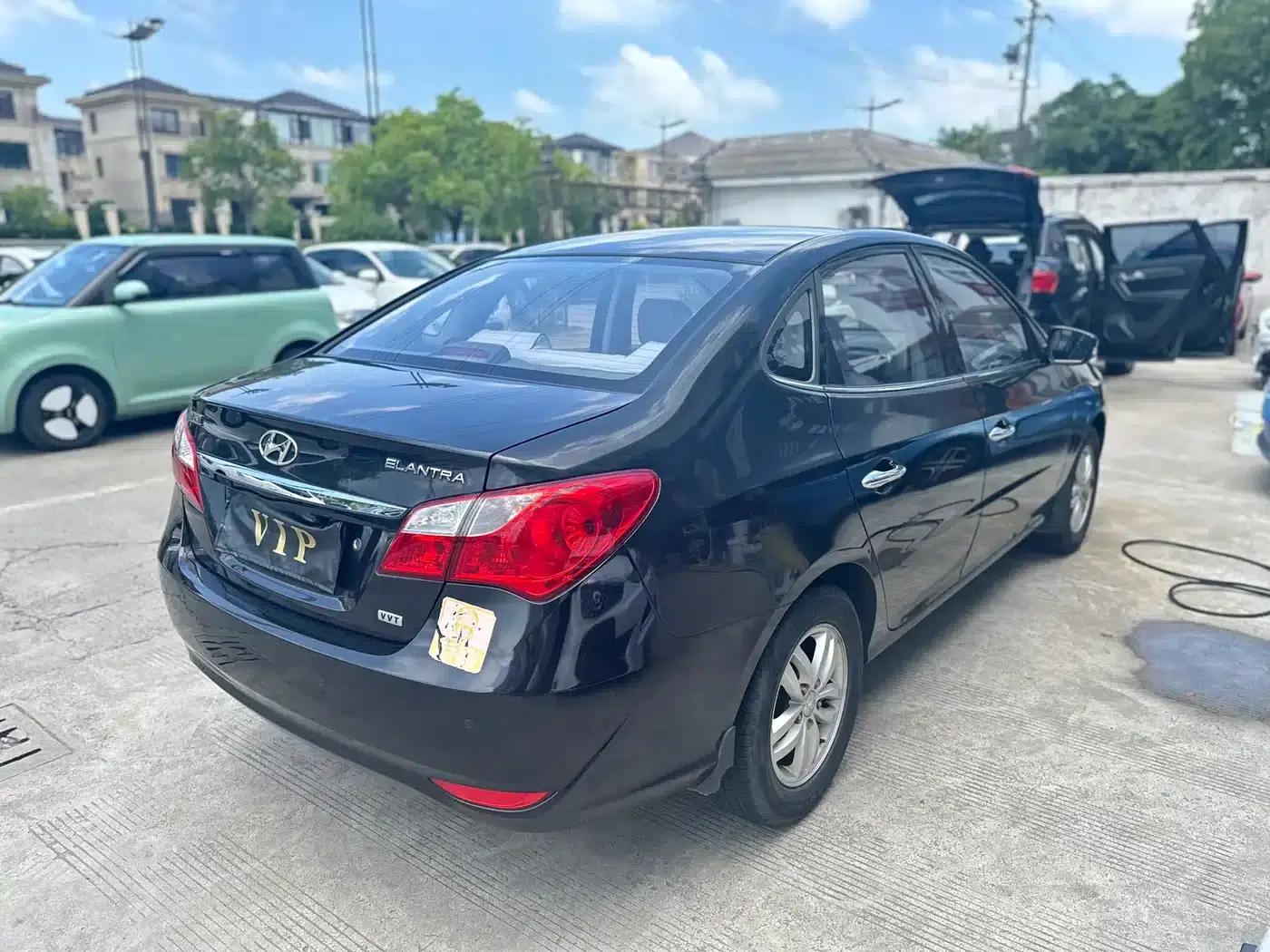 Hyundai Elantra 2011 1.6L Manual Deluxe Edition — миниатюра 4