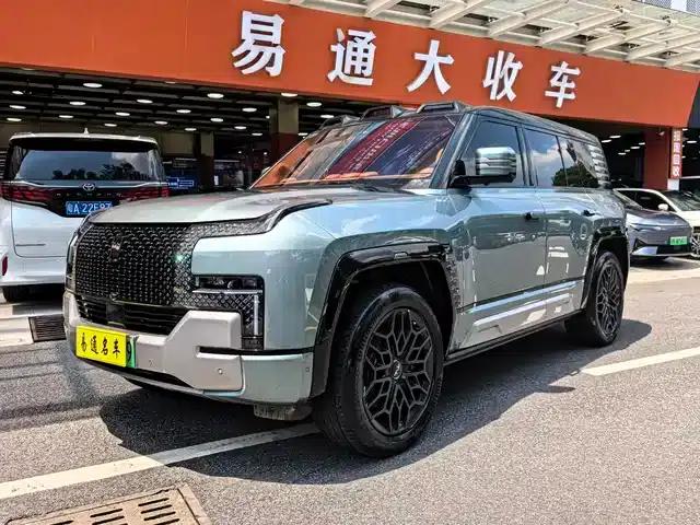 Looking up at the 2023 U8 Luxury Edition