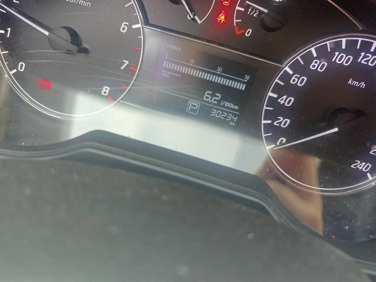 Nissan Tiida 2016 1.6L CVT Cool Dynamic Edition — миниатюра 12