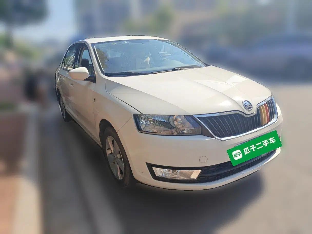 Skoda Rapid 2015 1.6L Manual Smart Selection Model — миниатюра 3
