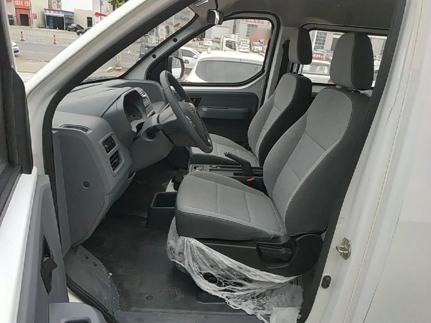 Wuling Yangguang 2024 300KM Comfort Version Passenger Van 75kW — миниатюра 17
