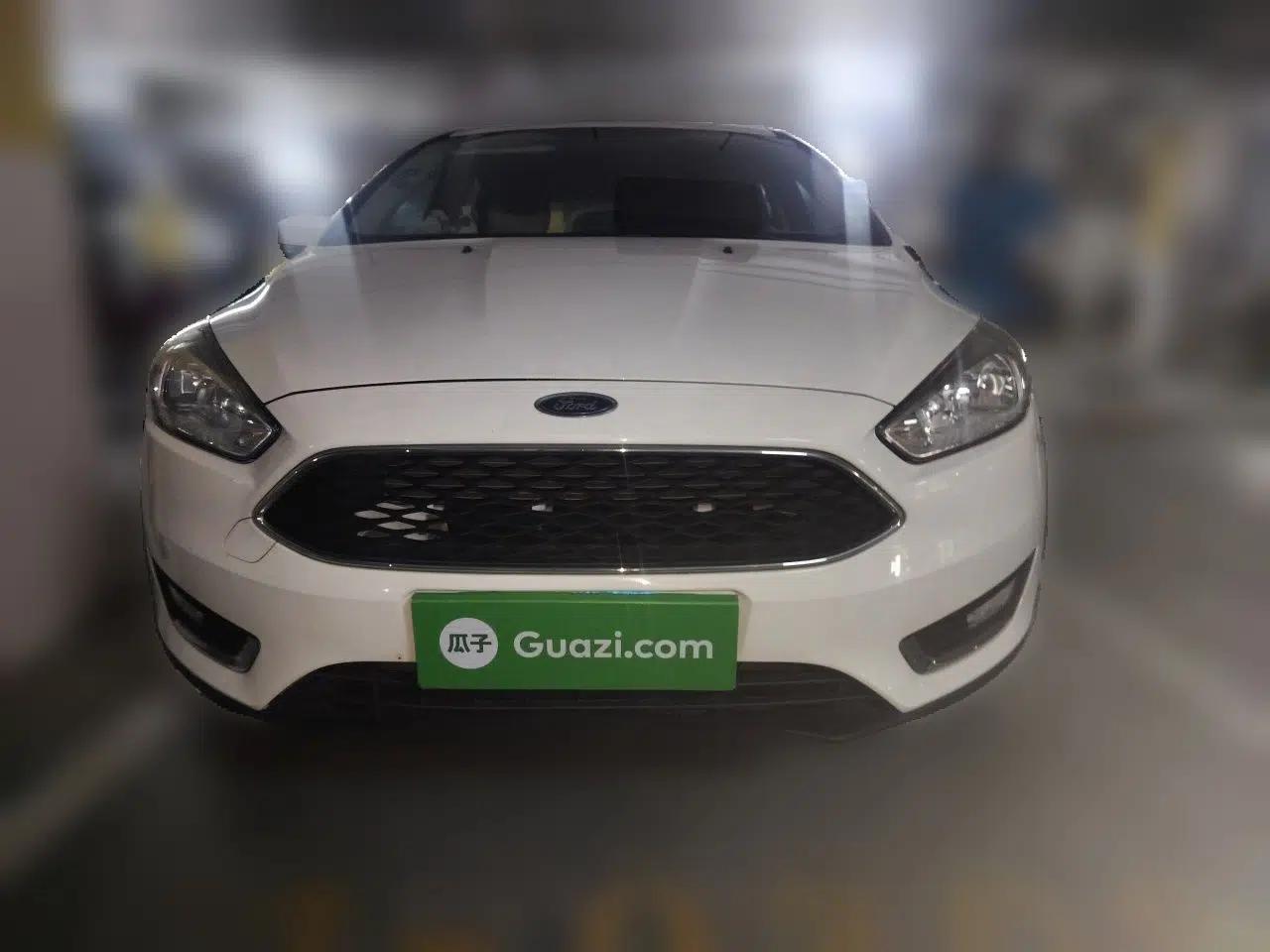 Ford Focus 2015 Hatchback 1.6L Automatic Fashion Edition — миниатюра 2