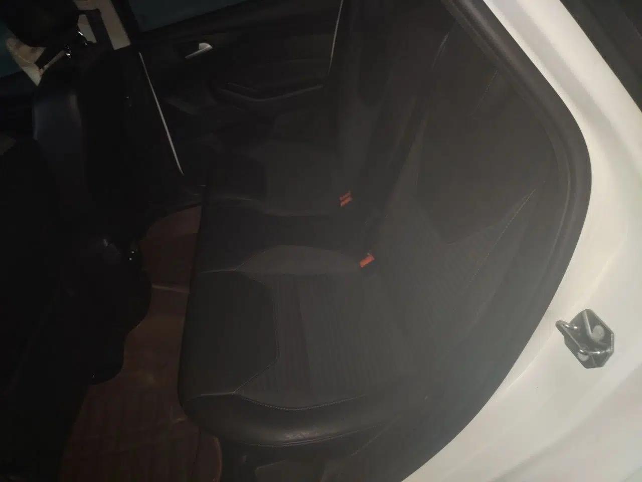 Ford Focus 2015 Hatchback 1.6L Automatic Fashion Edition — миниатюра 14