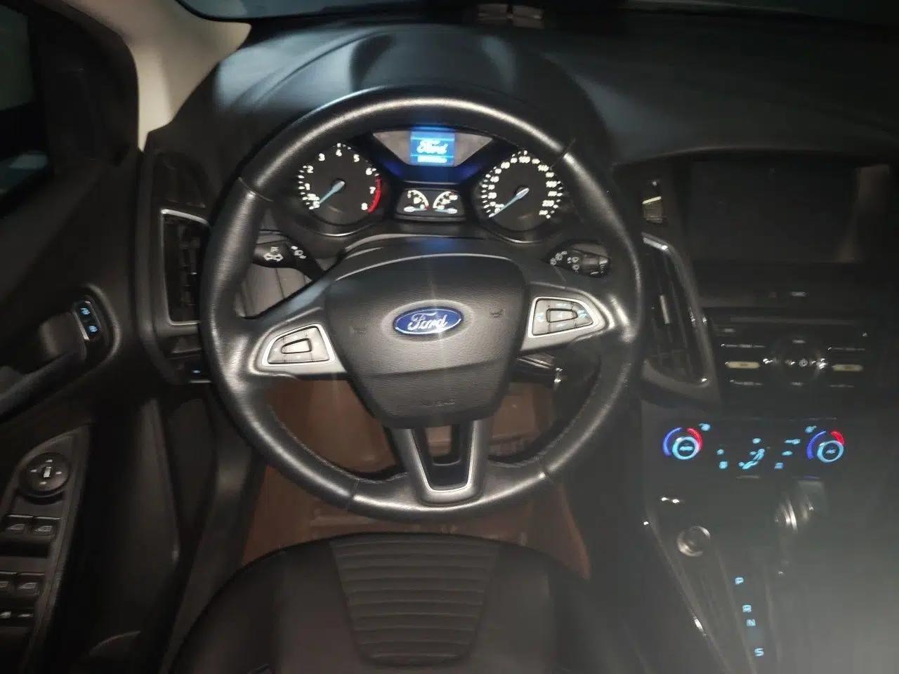 Ford Focus 2015 Hatchback 1.6L Automatic Fashion Edition — миниатюра 7
