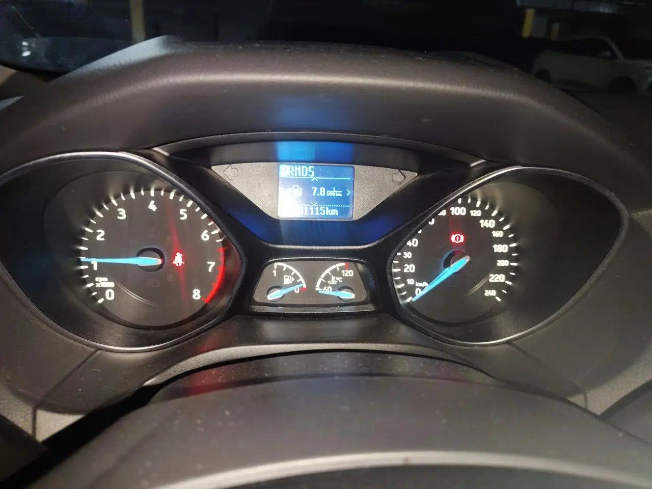Ford Focus 2015 Hatchback 1.6L Automatic Fashion Edition — миниатюра 8