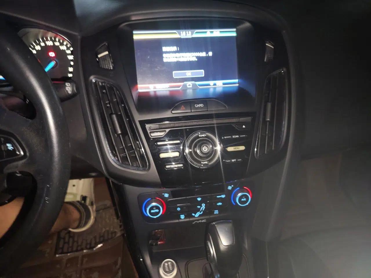 Ford Focus 2015 Hatchback 1.6L Automatic Fashion Edition — миниатюра 10