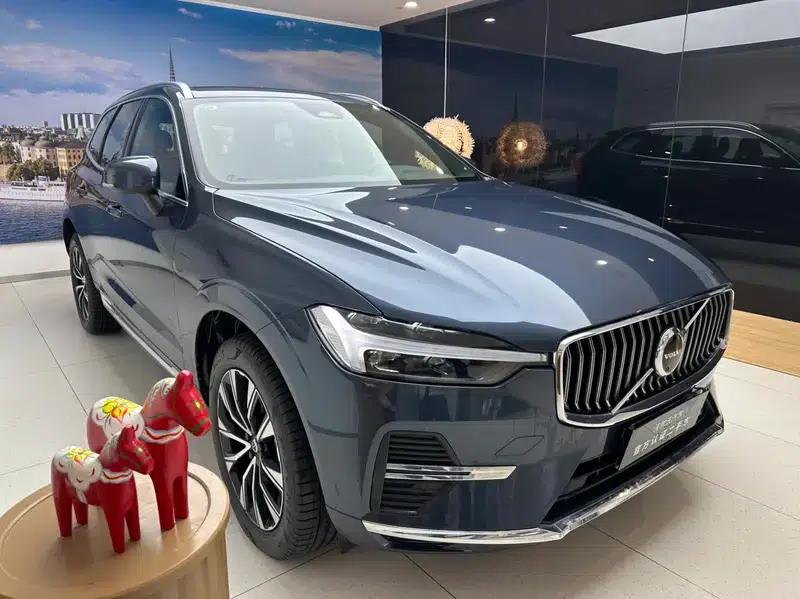2025 Volvo XC60 B5 AWD Inscription Luxury Edition — миниатюра 3